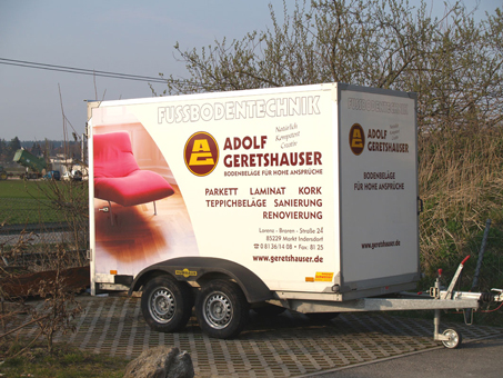 Folienbeschriftung auf einer Glasfassade